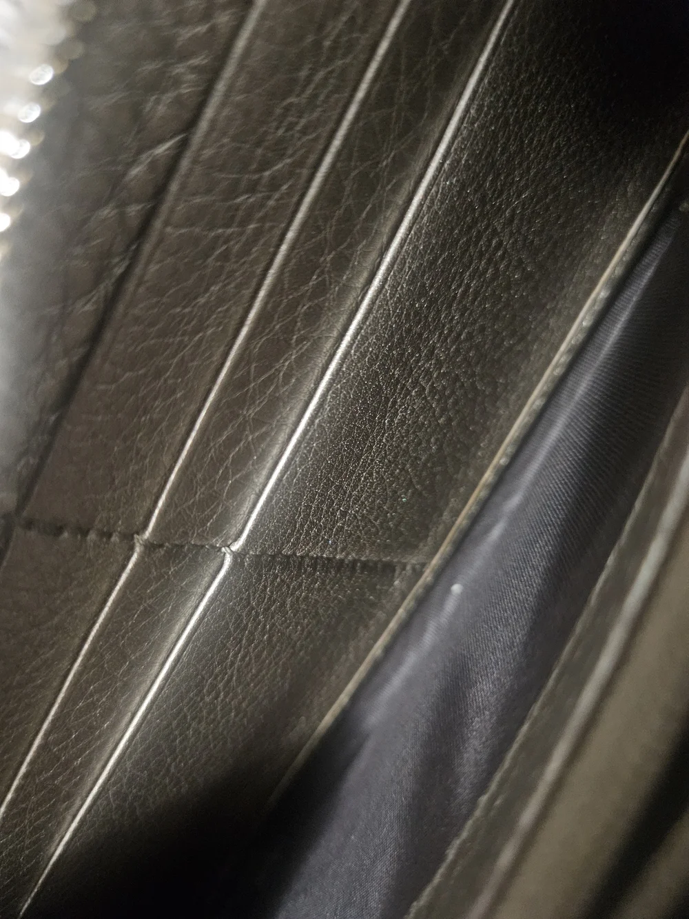 🩷❣️Authentic Gucci Metallic Silver Zip Around Wallet with Tassel - Preowned💝❤️